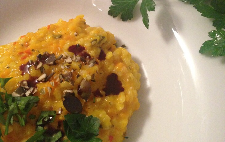 Cremiges Risotto mit Kräutern, Kernen und dunkler Sauce